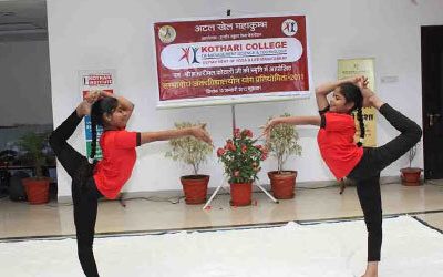 अटल खेल महा कुम्भ आयोजन के दोरान कोठारी कॉलेज के छात्र योग आसन का प्रदर्शन करते हुए