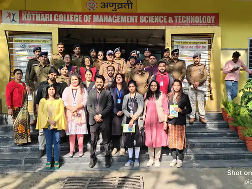साइबर अपराधों से बचाव के लिए इंदौर में विशेष अभियान:पुलिस कमिश्नर के नेतृत्व में निकली जागरूकता रैली, कोठारी कॉलेज में हुआ समापन (दैनिक भास्कर)